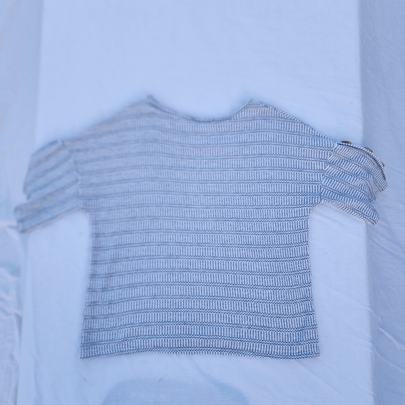 Super soft and comfortable side button short sleeve by gyft. Size medium - Picture 8 of 8